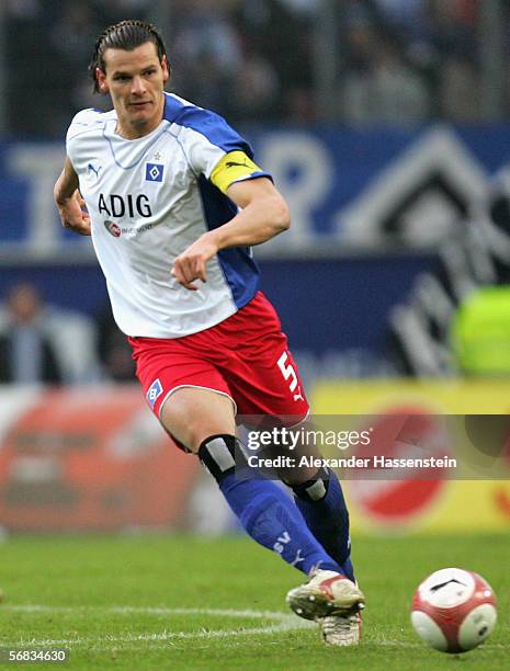 Daniel van Buyten of Hamburg passes the ball during the Bundesliga match between Hamburger SV and FSV Mainz 05 at the AOL Arena on February 11, 2006...