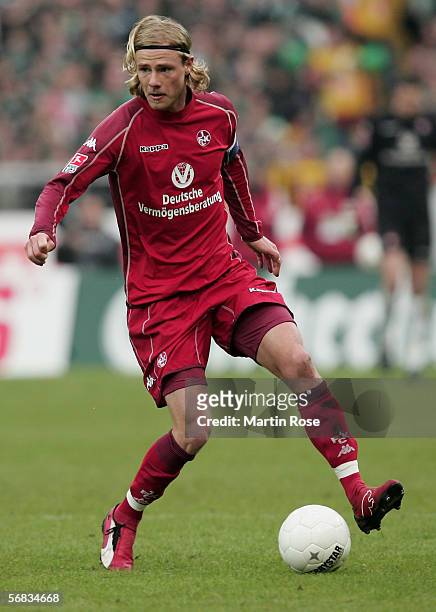 Marco Engelhardt of Kaiserslautern runs with the ball during the Bundesliga match between Werder Bremen and 1. FC Kaiserslautern at the Weserstadium...