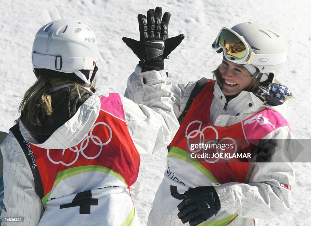 US Hannah Teter (L) celebrates with fell