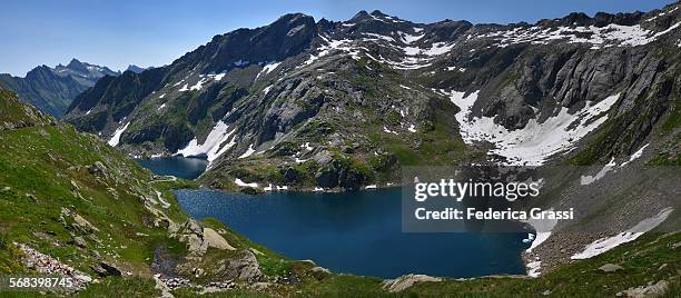 panorama view of lago scuro in the swiss alps - scuro stock pictures, royalty-free photos & images