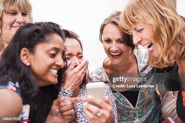 women looking at the smartphone photos they took - 2015 45 50 stock pictures, royalty-free photos & images