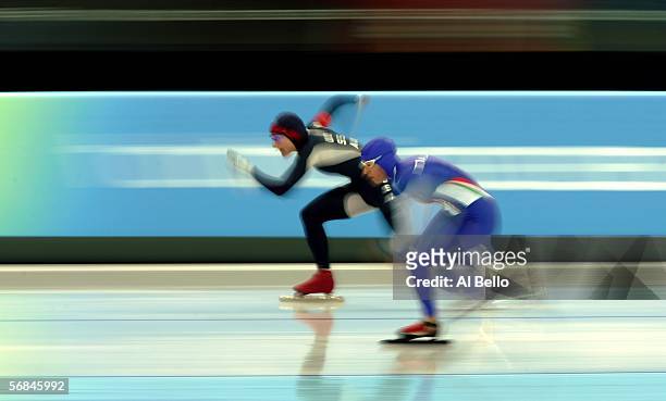 Chiara Simionato of Italy and Jennifer Rodriguez of the United States skate in the women's 500m speed skating final during Day 4 of the Turin 2006...