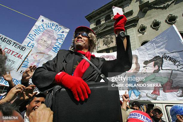 Un maestro personifica a la ministra de Educacion de Guatemala, Maria del Carmen Acena, frente al Palacio Nacional de la Cultura durante una protesta...