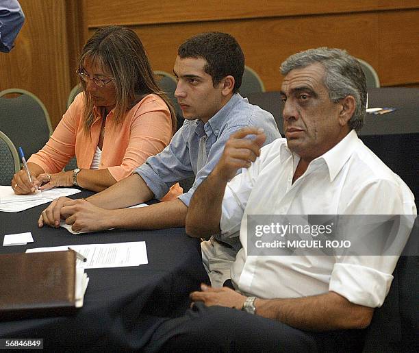 El intendente de Fray Bentos, Omar Lafluf , asiste a una reunion de consulta publica , organizada por la IFC el 14 de febrero de 2006 en Montevideo...