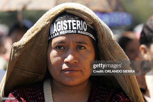 Un maestra indigena participa en una marcha de protesta frente al Palacio Nacional de la Cultura para exigirle al presidente Oscar Berger la...