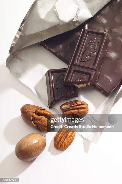 Chocolate Shell Open Open Chocolate Bar Photos and Premium High Res Pictures - Getty Images