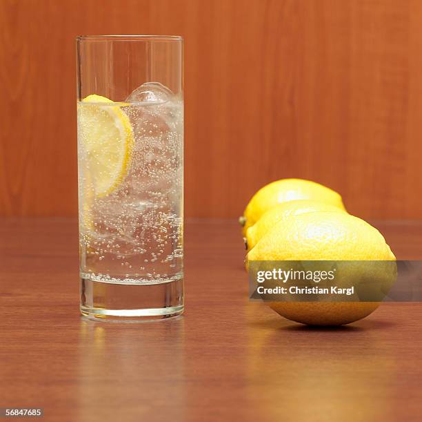 gin tonic, close-up - gin tonic stock pictures, royalty-free photos & images