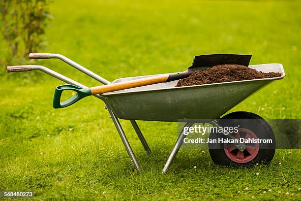 barrow and showel - kruiwagen stockfoto's en -beelden