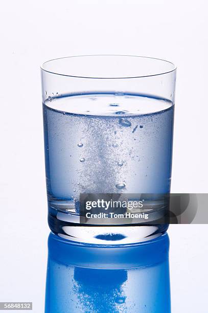 tablet in glas of water - dissolving stockfoto's en -beelden