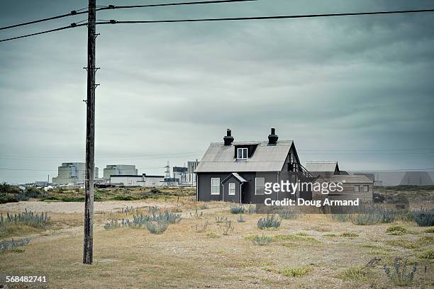 house in the shadow of dungess power station - dungeness stockfoto's en -beelden