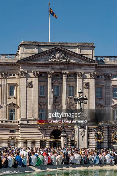 tourists in front of buckingham palace - buckingham palace gates stock pictures, royalty-free photos & images
