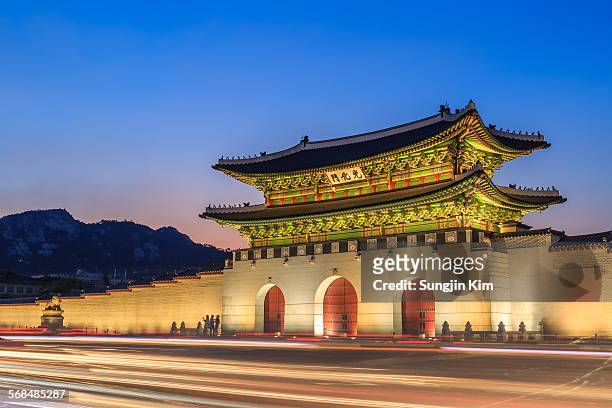 gwanghwamun gate with traffic trails at night - corea del sur fotografías e imágenes de stock