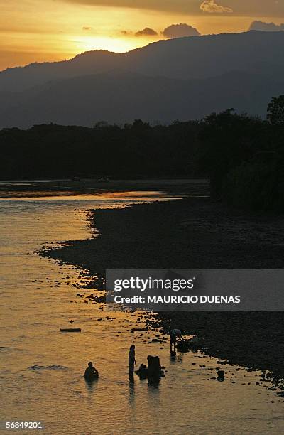 Puerto Lucas, COLOMBIA: Personas desplazadas se banan en el rio el 14 de febrero de 2006 en la vereda de Puerto Lucas, departamento del Meta,...