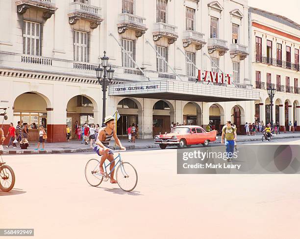 bicycle - cuba street stock pictures, royalty-free photos & images