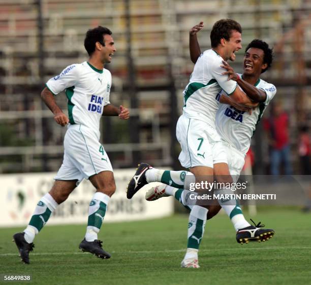 Jugadores del Goias de Brasil festejan el primer gol de Danilo Portugal contra Union Espanola de Chile el 14 de febrero de 2006 en Santiago en el...