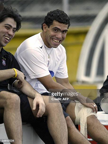 Carlos Tevez , futbolista del Corinthians de Brasil, se pone hielo en su rodilla izquierda el 14 de febrero de 2006 en Cali, departamento del Valle...