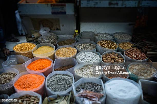 spices at souk bab al bahrain, manama, bahrain - manama stock-fotos und bilder