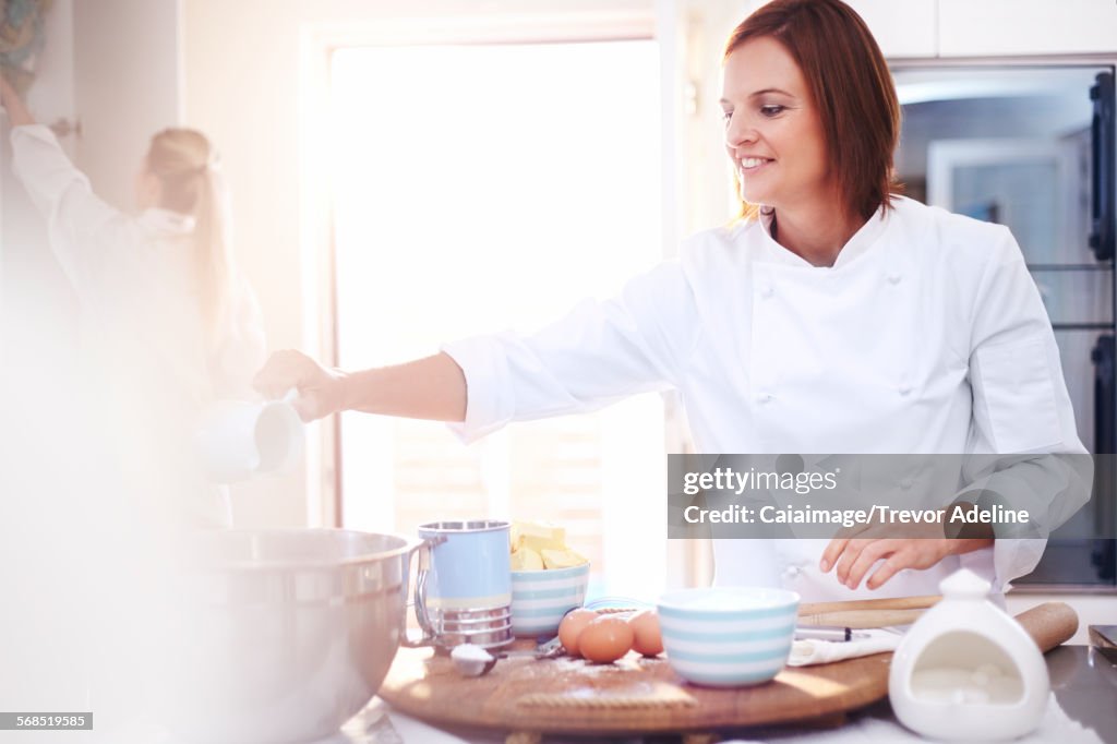 Koch backt in der Küche