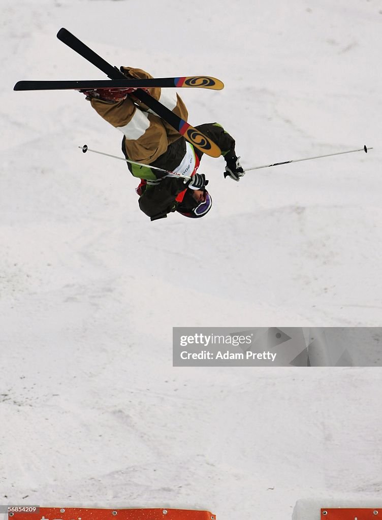 Qualifying Moguls - Mens Freestyle Skiing