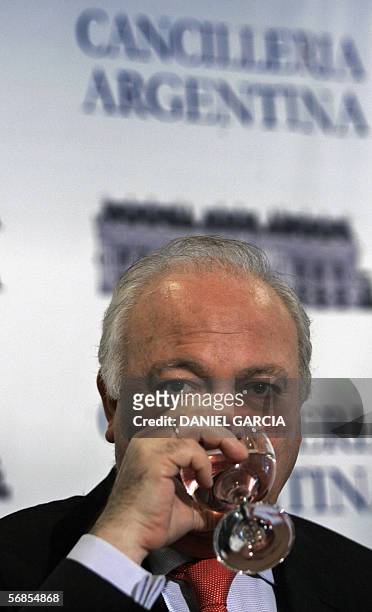 Buenos Aires, ARGENTINA: El ministro de Asuntos Exteriores de Espana, Miguel Angel Moratinos, bebe agua mientras escucha una pregunta el 15 de...