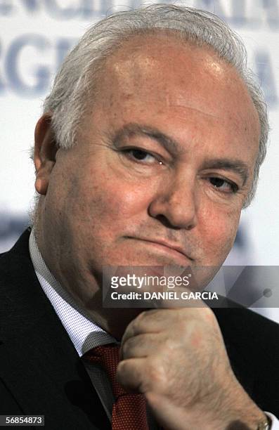 Buenos Aires, ARGENTINA: El ministro de Asuntos Exteriores de Espana, Miguel Angel Moratinos, escucha una pregunta durante una conferencia de prensa...