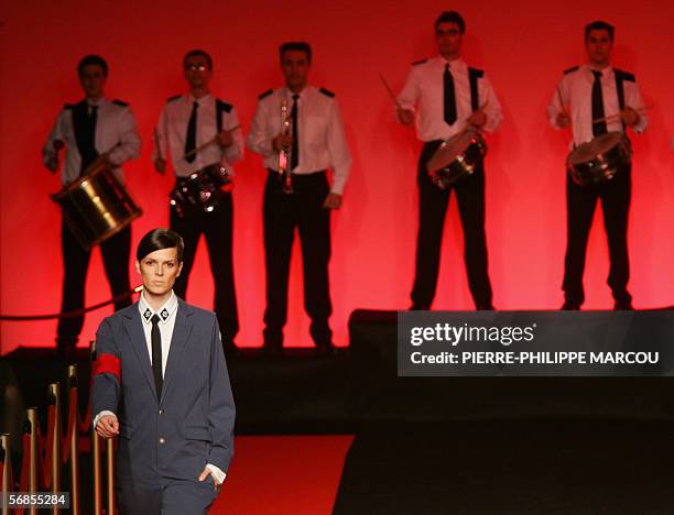 Spanish Bimba Bose presents Spanish designer David Delfin's Autumn-Winter 2006 collection during Madrid's Fashion week in Madrid, 15 February 2006....