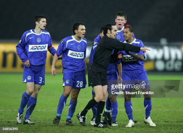 Arne Friiedrich, Sofian Chahed, Aleaxander Madlung and Marcelinho of Berlin protest to referee Eduardo Iturralde Gonzales after his teammate...