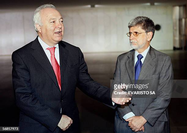 El canciller de Brasil Celso Amorim y el ministro de Asuntos Exteriores y Cooperacion de Espana, Miguel Angel Moratinos, dialogan con la prensa al...