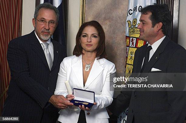 Gloria Estefan, cantante cubano-estadounidense muestra la "Llave de la Ciudad" junto a su esposo, el productor y musico Emilio Estefan y el alcalde...