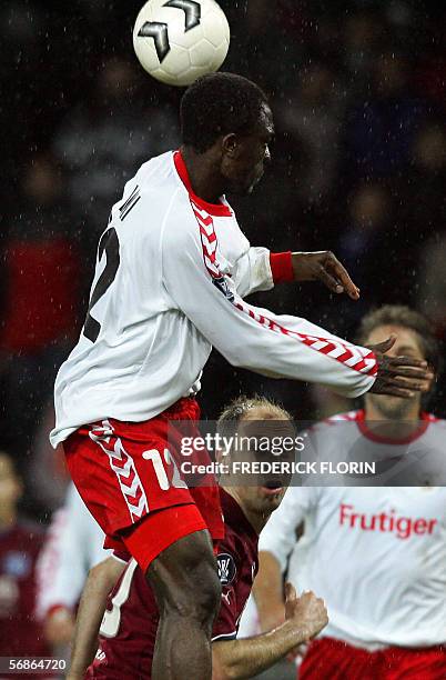 Thun's Armand Deumi and Hamburg's Sergej Barbarez vie in a first leg UEFA football match,16 February 2006,at Wankdorf stadium in Berne. AFP PHOTO...