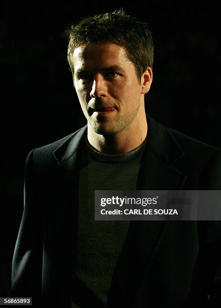 London, UNITED KINGDOM: Footballer Michael Owen presents an outfit at the Autumn/Winter collection show by Fashion designer Philip Tracey on the...