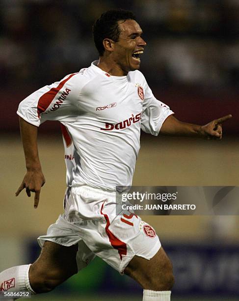 Marcos Venancio de Internacional de Porto Alegre, festeja tras marcar un gol ante Union Atletico Maracaibo, en un partido del grupo 6 de la Copa...