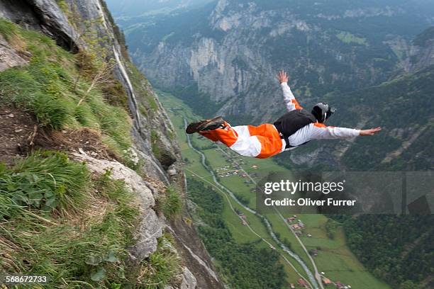 base diver jumped down the valley - base jumping imagens e fotografias de stock