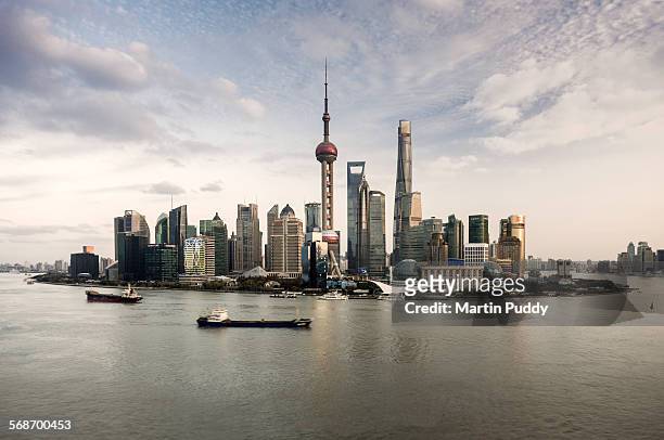 shanghai skyline and huangpu river - shanghai stockfoto's en -beelden