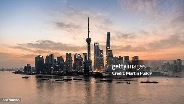 shanghai skyline and shanghai tower at dawn - shanghai tower schanghai stock-fotos und bilder