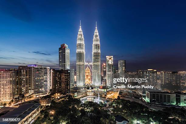 elevated view of the petronas towers at dusk - kuala lumpur foto e immagini stock