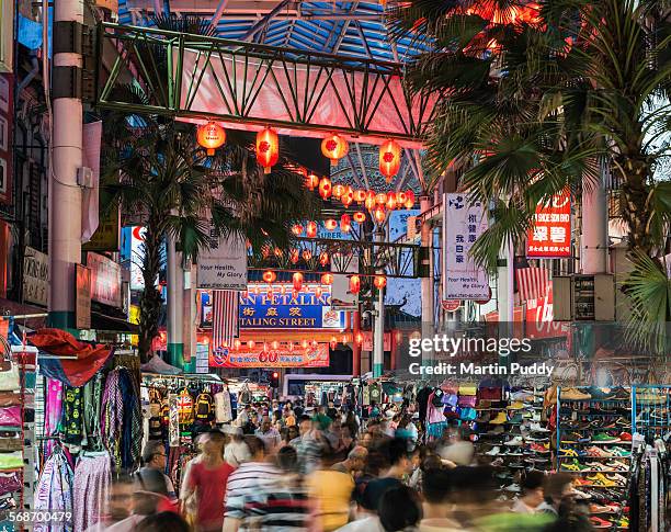 kuala lumpur, chinatown night market - malaysia fotografías e imágenes de stock