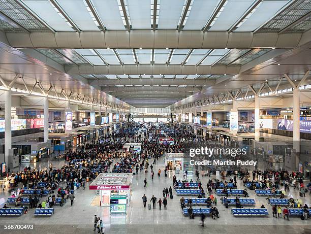 interior of shanghai's hongqiao railway station - demographic overview stockfoto's en -beelden