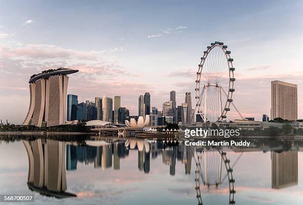 singapore skyline at dawn - singapore stockfoto's en -beelden