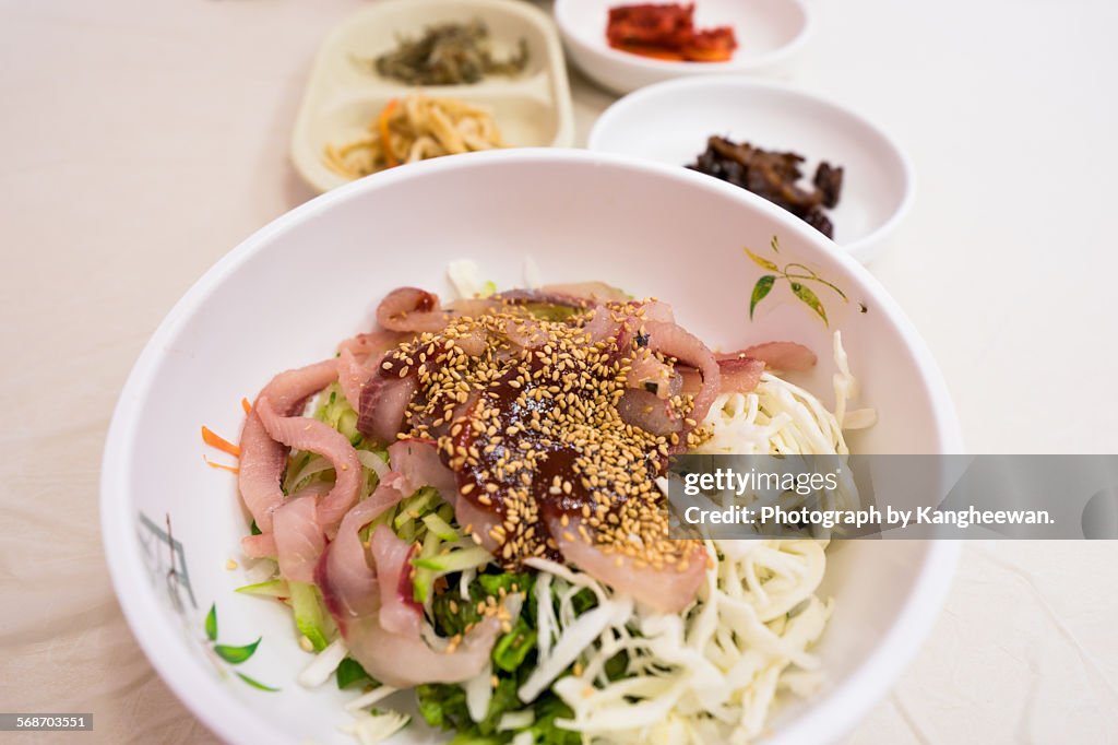 Raw fish bibimbap