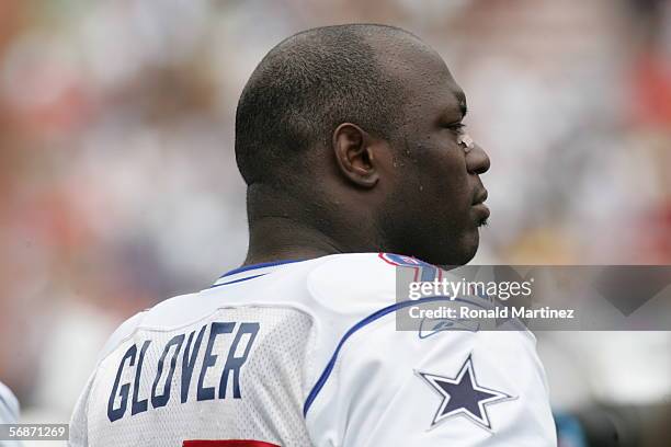 La'Roi Glover of the NFC looks on during the 2006 NFL Pro Bowl against the AFC on February 12, 2006 at Aloha Stadium in Honolulu, Hawaii. The NFC won...