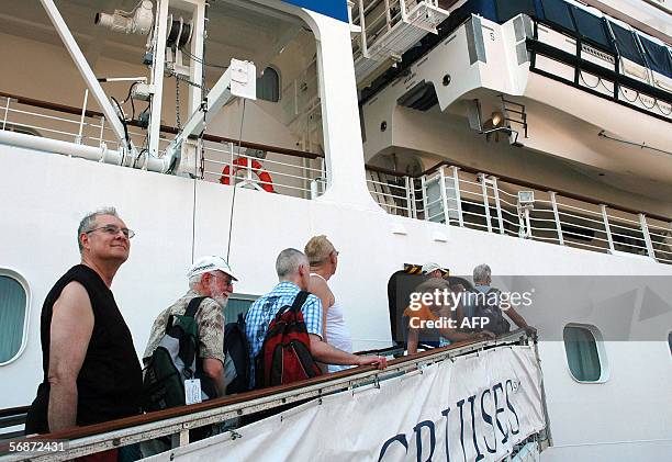 Buenos Aires, ARGENTINA: Un grupo de pasajeros del crucero "Oceania Insignia", embarcan el 17 de febrero de 2006 en Buenos Aires, previo a su partida...