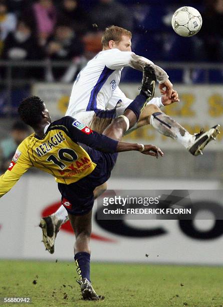 Sochaux's Cameroonian midfielder Valery Mezague vies with Auxerre's Rene Bolf during their French L1 football match, 18 February 2006 at the Bonal...