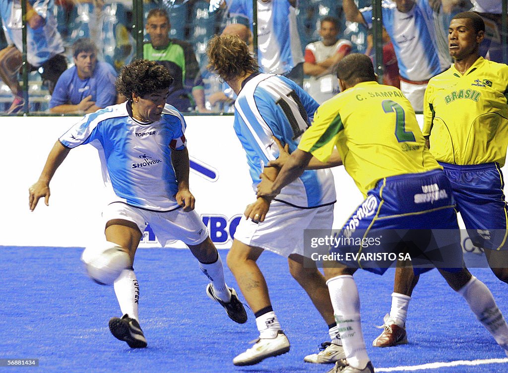 Argentine player Diego Maradona (L) trie