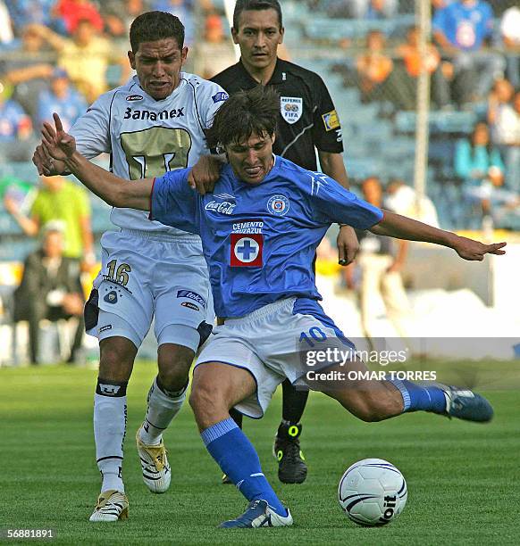 Gabrie Pereyra de Cruz Azul, disputa el balon con Gerardo Galinado de Pumas de la UNAM, el 18 de febrero de 2006, en partido de la sexta fecha del...