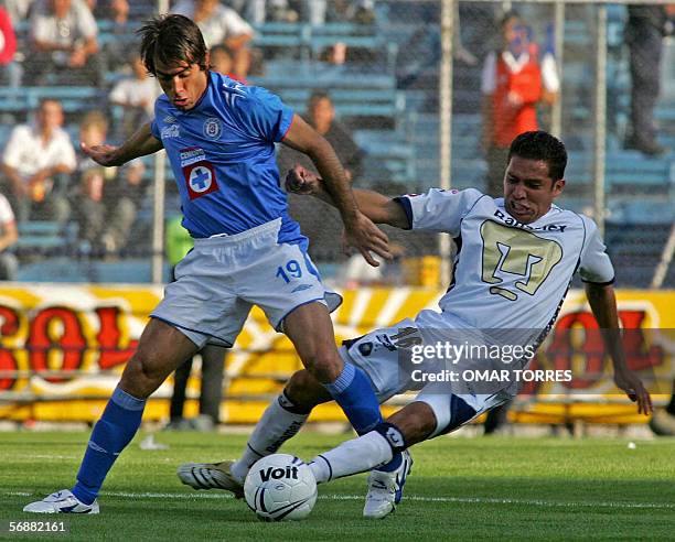 El argentino Cesar Delgado de Cruz Azul disputa el balon con Gerardo Galindo de Pumas de la UNAM, el 18 de febrero de 2006 durante la sexta fecha del...