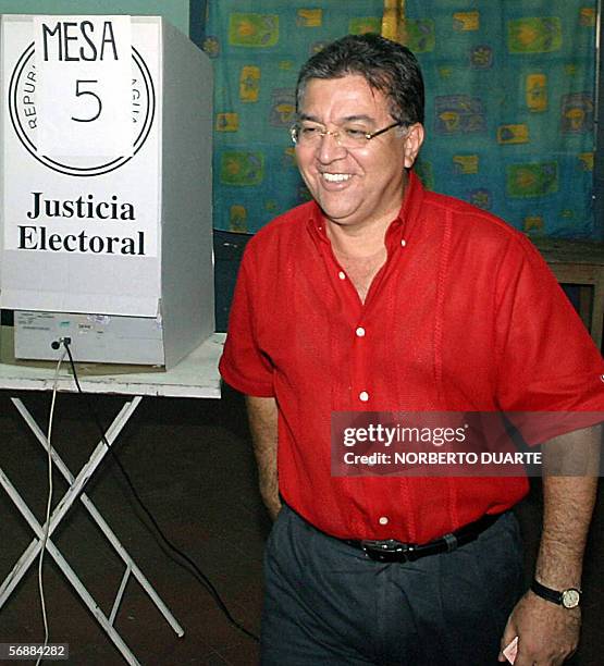 El presidente de Paraguay Nicanor Duarte Frutos, candidato a la presidencia del Partido Colorado, se retira del cuarto de votacion durante las...