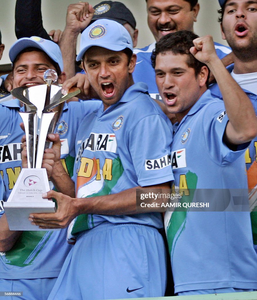 Indian cricket captain Rahul Draivd (C)