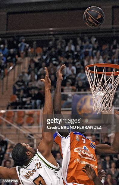 Le Mans' Alain Koffi vies with Bourg-en-Bresse's US player Reggie Bassette during their "Semaine des as" final basket-ball match, 19 February 2006 in...
