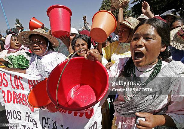 Indigenas Mazahuas protestan frente a las instalaciones de la planta de abastecimiento de agua potable, "Sistema Cutzamala" en Loma de Juarez, 100 km...